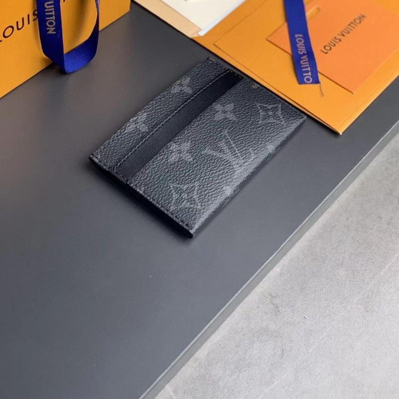 A classic-style card holder—lightweight and convenient to carry.