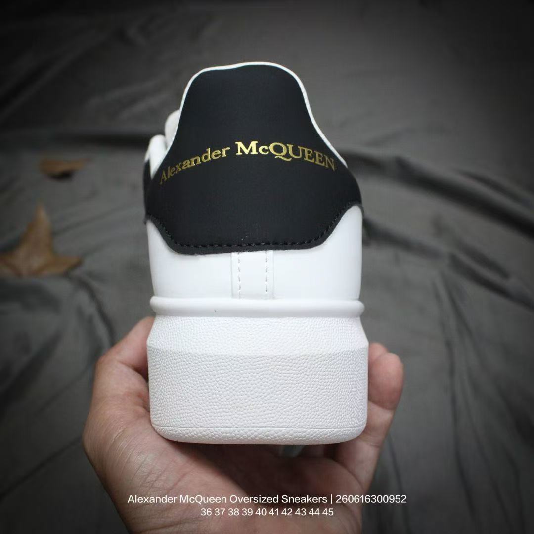Classic tennis-style, fashionable, casual, non-slip lace-up shoes designed for both walking and running.