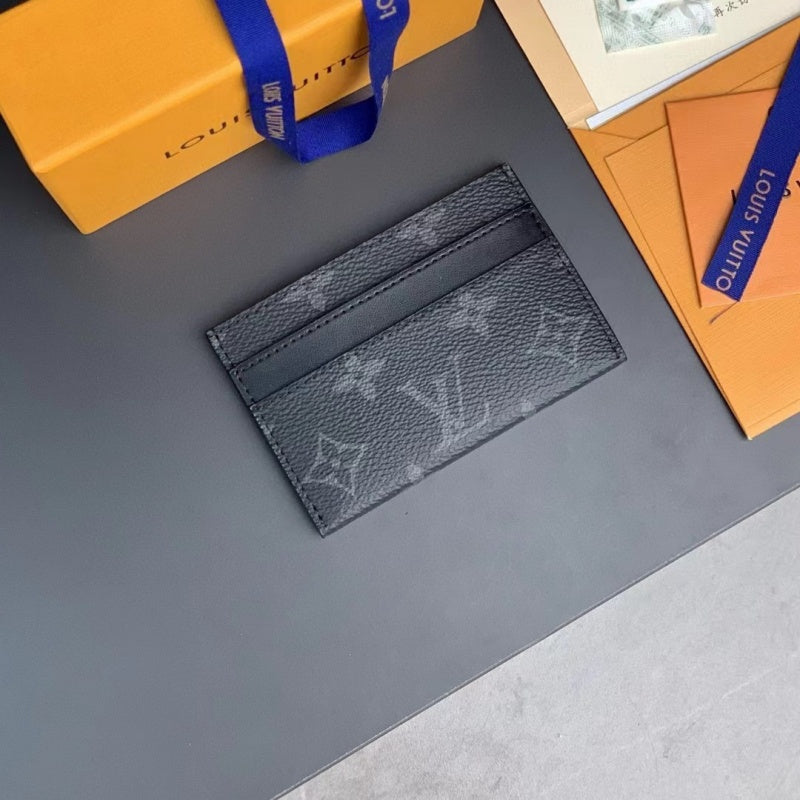 A classic-style card holder—lightweight and convenient to carry.