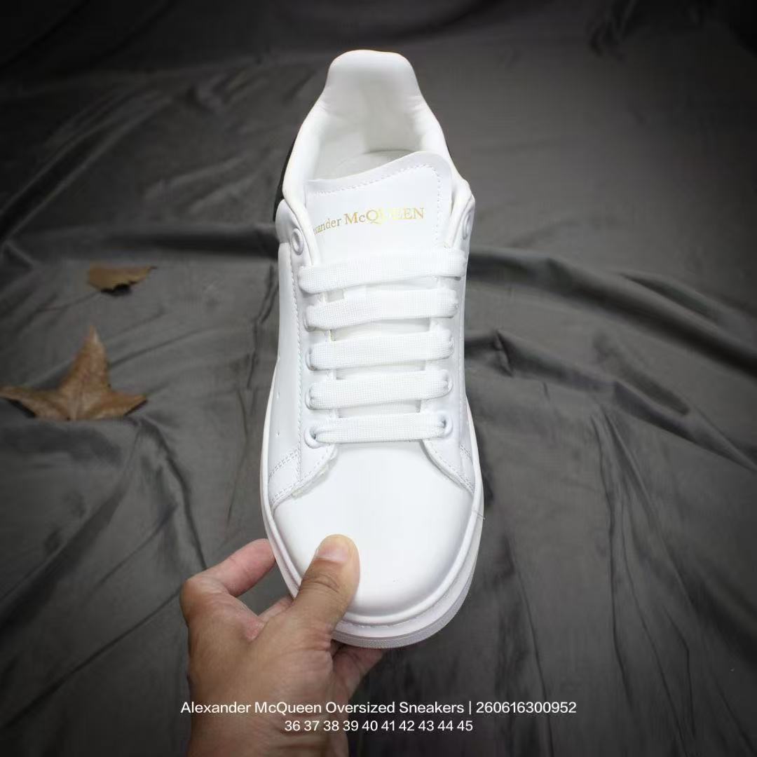 Classic tennis-style, fashionable, casual, non-slip lace-up shoes designed for both walking and running.