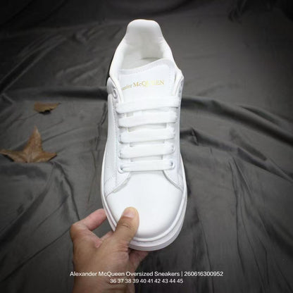 Classic tennis-style, fashionable, casual, non-slip lace-up shoes designed for both walking and running.