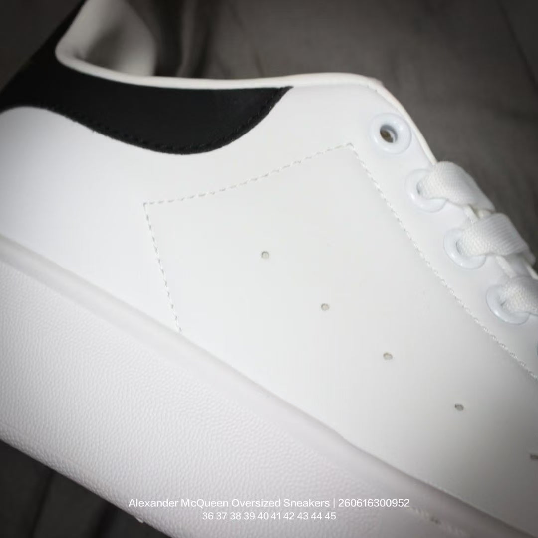 Classic tennis-style, fashionable, casual, non-slip lace-up shoes designed for both walking and running.