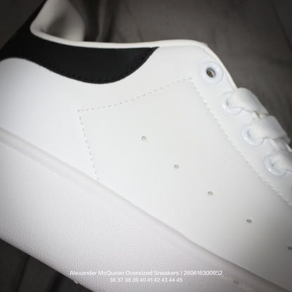 Classic tennis-style, fashionable, casual, non-slip lace-up shoes designed for both walking and running.