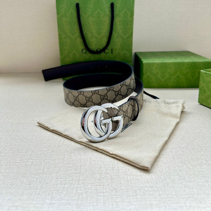 Fashionable genuine leather belt with letter detailing, suitable for pairing with jeans or dress trousers.