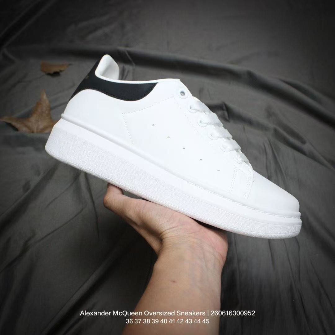 Classic tennis-style, fashionable, casual, non-slip lace-up shoes designed for both walking and running.