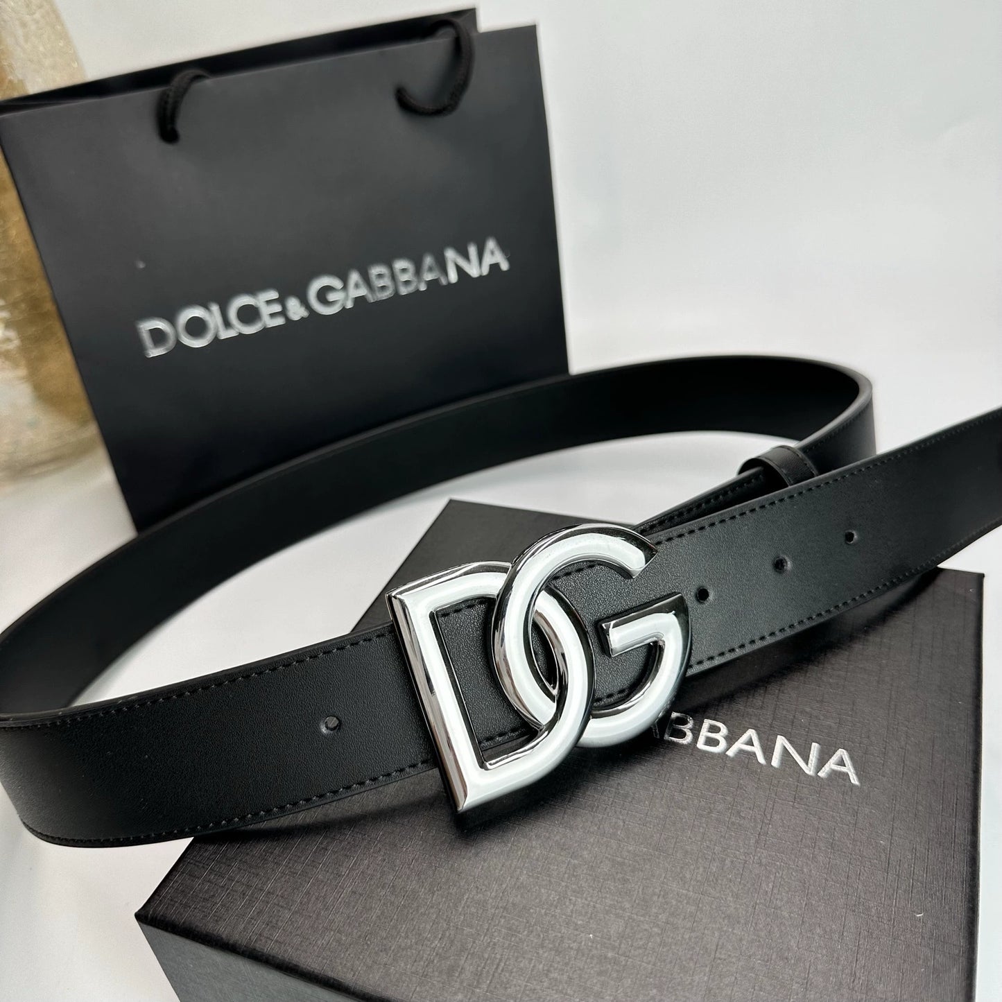 Classic belt featuring a stylish, luxurious, and business-ready logo design; available in gold, silver, and black.
