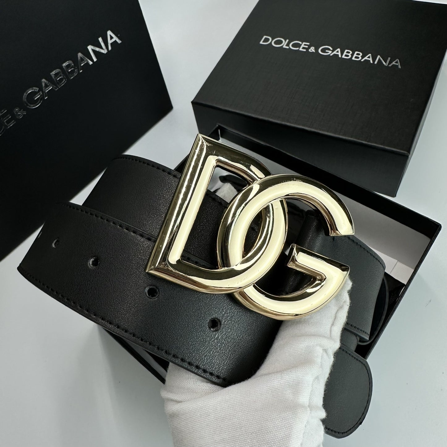 Classic belt featuring a stylish, luxurious, and business-ready logo design; available in gold, silver, and black.
