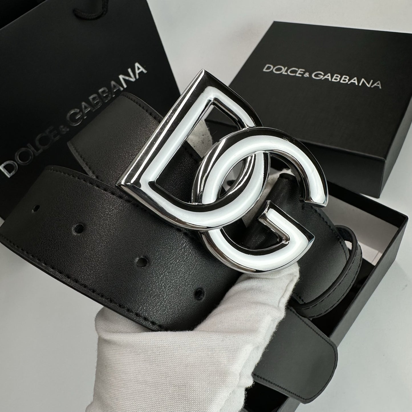 Classic belt featuring a stylish, luxurious, and business-ready logo design; available in gold, silver, and black.