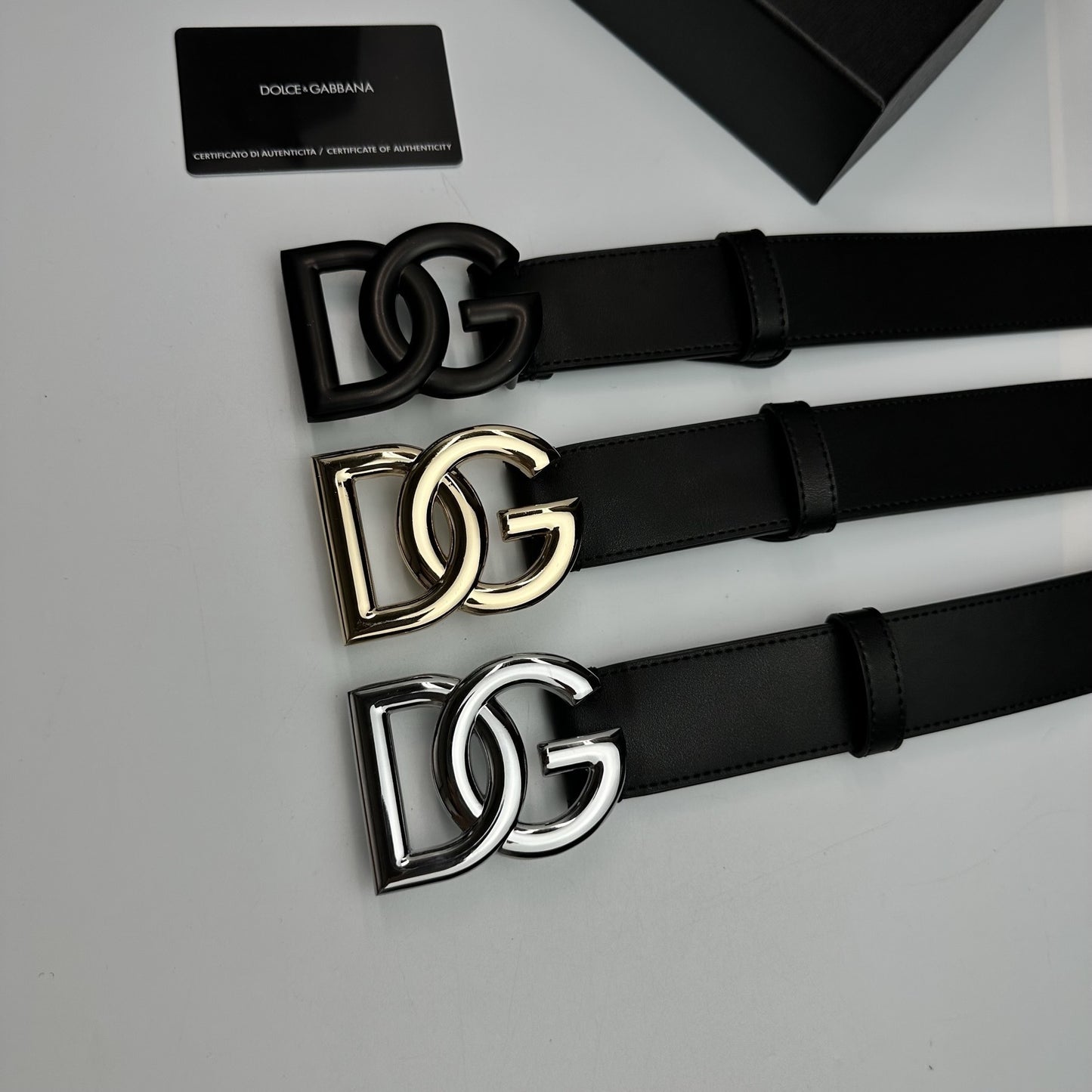 Classic belt featuring a stylish, luxurious, and business-ready logo design; available in gold, silver, and black.