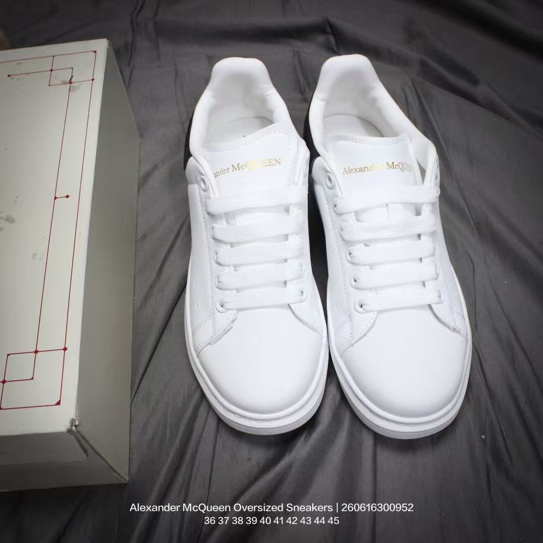 Classic tennis-style, fashionable, casual, non-slip lace-up shoes designed for both walking and running.