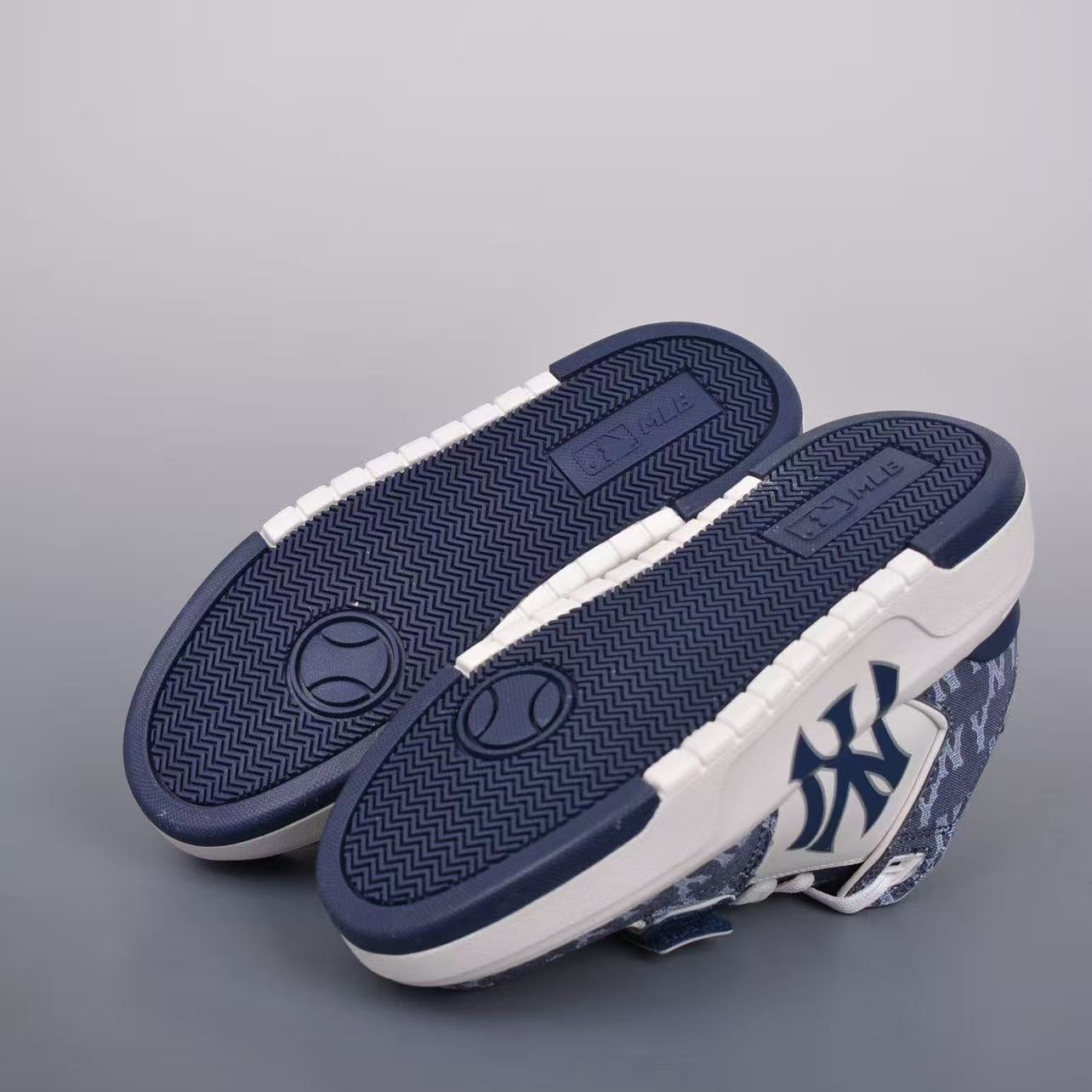 Non-slip Walking Shoes (Tennis/Skateboard Style)