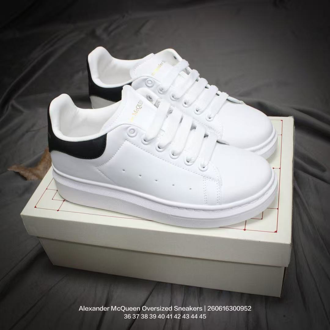 Classic tennis-style, fashionable, casual, non-slip lace-up shoes designed for both walking and running.