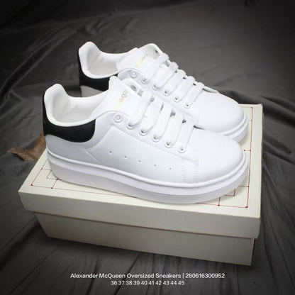 Classic tennis-style, fashionable, casual, non-slip lace-up shoes designed for both walking and running.