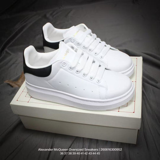 Classic tennis-style, fashionable, casual, non-slip lace-up shoes designed for both walking and running.